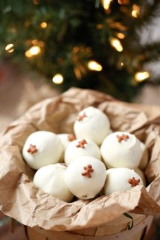 These Gingerbread OREO Truffles are easy holiday treats that are great for Christmas parties, cookie exchanges, and gifting! Picture tutorial included!